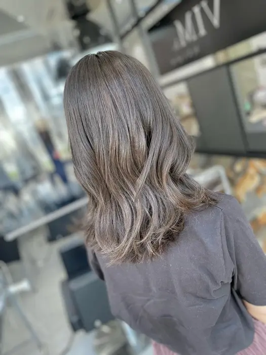 グロスカラー 柔らかいアッシュグレーで透明感up グレージュ 顔周りレイヤー ツヤ透明感カ Vim Hair所属 イズミ ユウキのヘアカタログ ミニモ