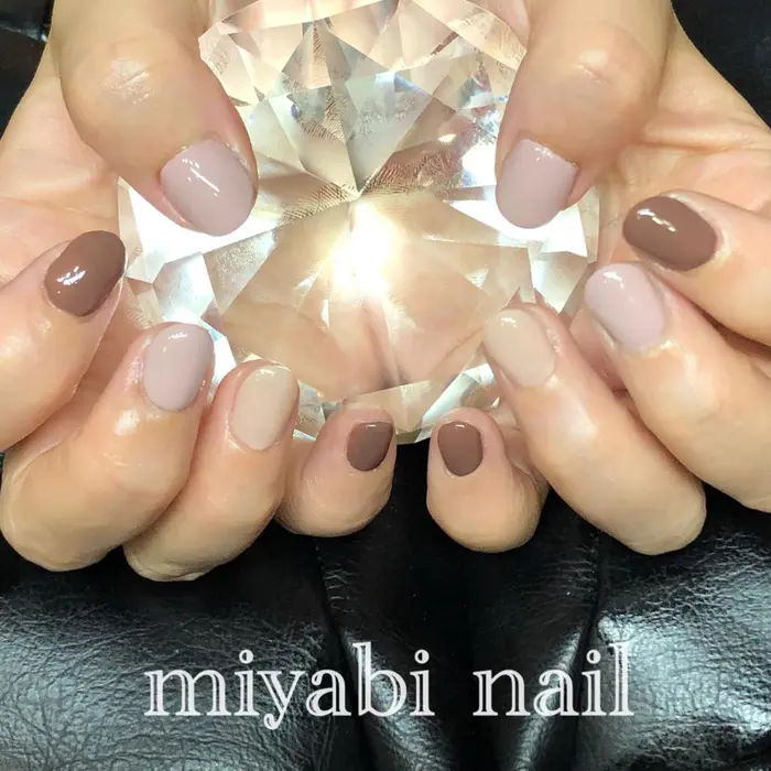 Olさん ショートネイルがお好き 肌馴染みの良い3カラーシンプルネイルが可愛い 自宅サロン Miyabi Nail所属 Miyabi Nail 桂川駅近くのネイルデザイン ミニモ