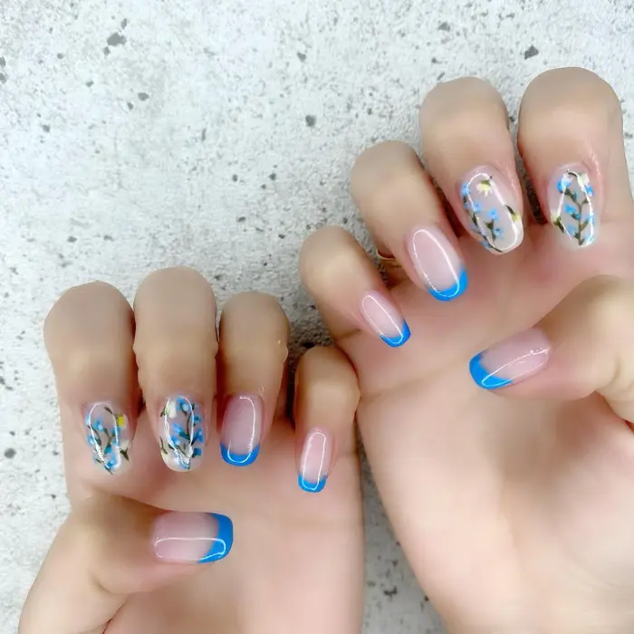 Instagram Kozue Nail 青フレンチネイルベースに ポイントでフラワーアート Private Nail Salon K所属 Salon ｋのマツエクデザイン ミニモ