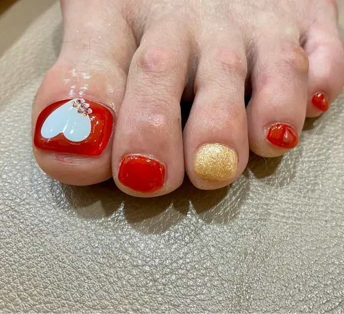 バレンタイン風ネイル 親指のハートが大きくて目立ちます Quatro Grancieux青葉台店所属 安藤 彩乃のネイルデザイン ミニモ