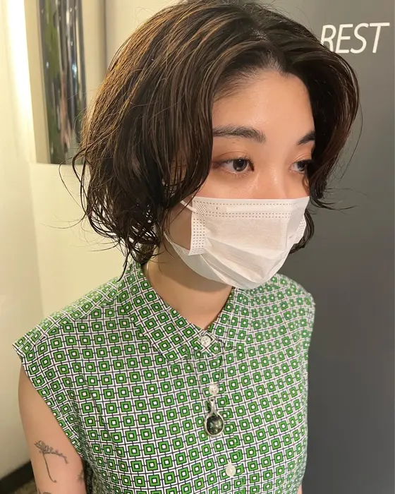 ショートヘアでゆるふわパーマスタイル カールを大きくだし柔らかい印象に ウェットの状態が巻きが マリエプラス千種店所属 岡野 真歩のヘアカタログ ミニモ