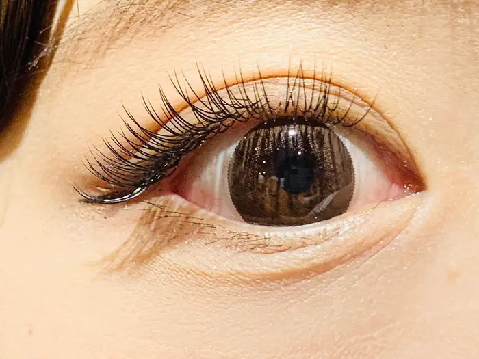 目がくりっとハッキリしている方は目頭を少し話すことで目頭が入り込みすぎるのを防げます Eyelash Salon F所属 中村 彩香のマツエクデザイン ミニモ