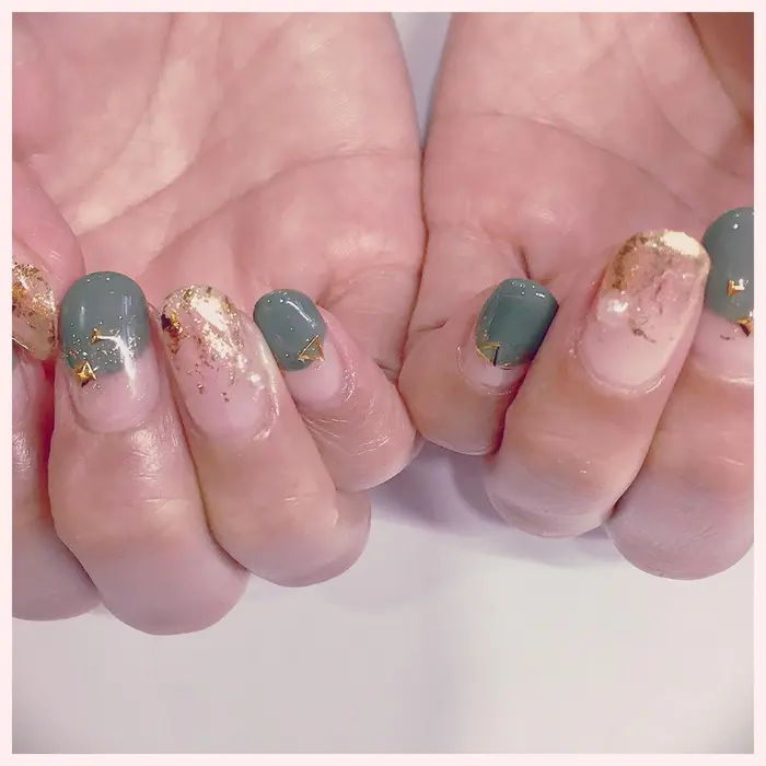 カーキ色の丸フレンチとゴールドの ホイルのデザイン Coloreコローレ所属 桐山 敦子のネイルデザイン ミニモ
