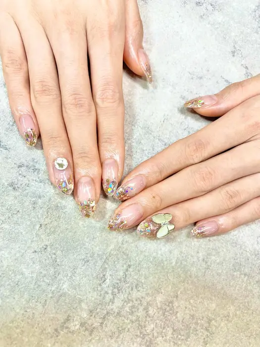 ラメグラデーション ゴールド ビジュー 蝶々 ファストネイルプラス新宿店 新宿ネイル Fastnail Plus 新宿店所属 Fastnail Plus 新宿店のネイルデザイン ミニモ