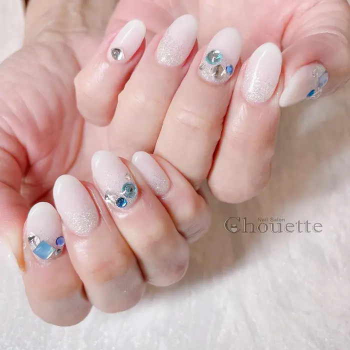 透け感ホワイト ブルー系ストーン ブルー系のストーンをごろごろつけて 爽やかネイルになりました Chouette 小俣ゆうこ所属 Chouette 小俣ゆうこのネイルデザイン ミニモ