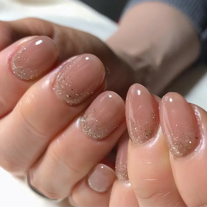 ワンカラーにフラッシュラメの逆グラデーション Nailsalon Nail Edit所属 Nail Editのネイル デザイン ミニモ