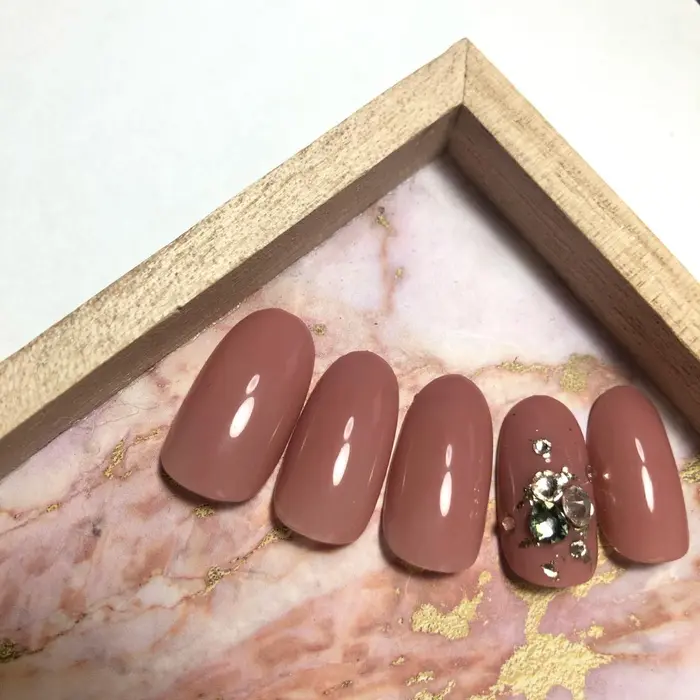 使用カラー 301ハダージュ 002プレミアム ストーン クリスタル ライトシルク ブラックダイ Nail Salon Cheri所属 下公 友希の ネイルデザイン ミニモ