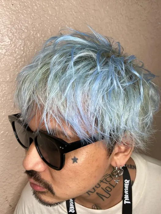 キキララブルー ブリーチで白ベースにしてからオンカラー Glitz所属 福永 吉郎のヘアカタログ ミニモ