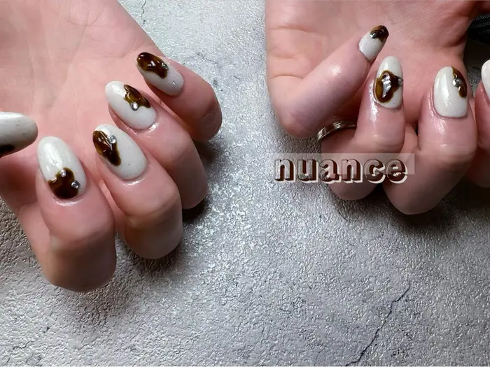 ニュアンスネイル べっ甲アートは凹凸仕上げで立体感 ベースカラーはオフホワイトのサンドジェル Flowers Nail所属 Flowers Nailの ネイルデザイン ミニモ