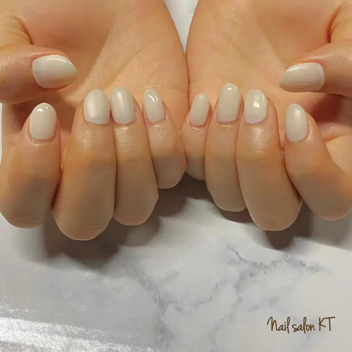 アイボリー マットおりまぜて 日本人には アイボリーがよく馴染む カラーにはと Nailsalon Kt所属 Nailist Hiromiの ネイルデザイン ミニモ