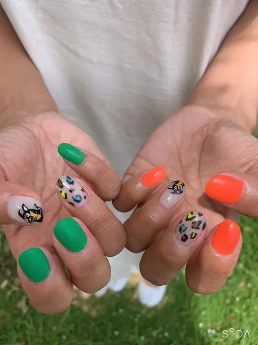 ネオンカラーのマットってめっちゃ可愛いやん 手描きワンちゃん Nail Cocolo所属 Nail Cocoloのネイル デザイン ミニモ