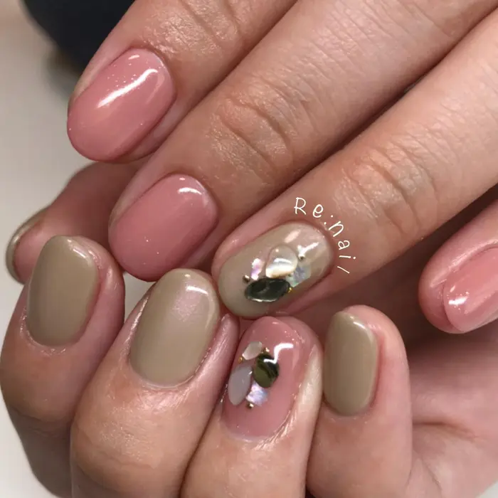 オータムワンカラー グレージュネイル シェルネイル シンプルネイル ナチュラルネ Re Nail所属 Re Nail リネイルのネイル デザイン ミニモ