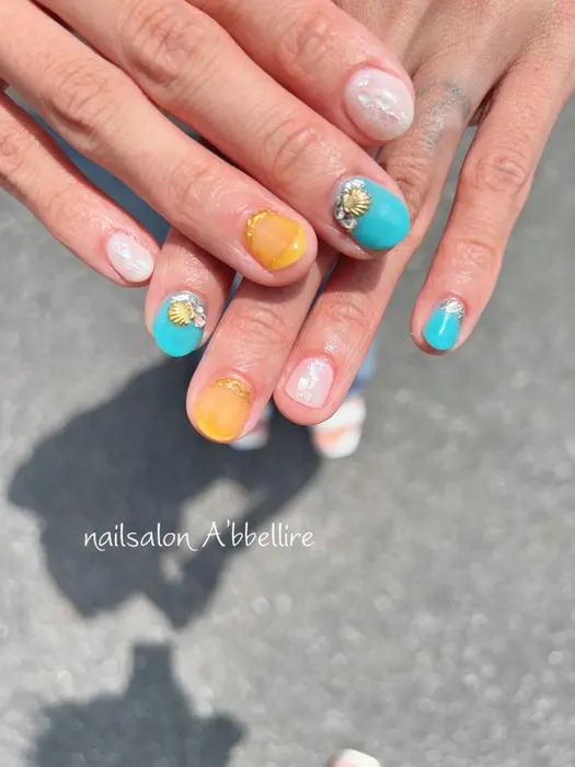 色合いもパーツも夏モード ショートネイルでも重たくならないよう カラー塗ってます Nailsalon A ellire所属 Nailsalon A ellireのネイルデザイン ミニモ 色合いもパーツも夏モード ショートネイルでも重たくならないよう カラー塗ってます Nailsalon A ellire所属 Nailsalon A ellireのネイルデザイン ミニモ