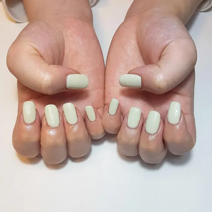 ワンカラーネイル くすみホワイトネイル Nailya所属 Nailist Nanakoのネイルデザイン ミニモ