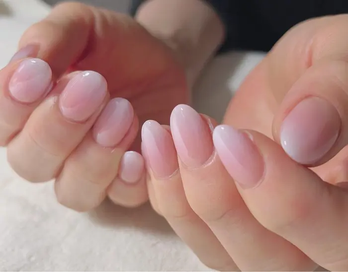 トリートメントカラーのダブルグラデーション Ikkoさんネイルや ベイビーブーマーといわれるスタイ Nailsalon Nail Edit所属 Nail Editのネイルデザイン ミニモ