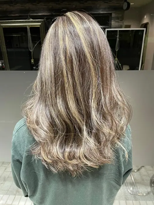 ハイライト ホワイトベージュ ハイライトをできるだけ明るく色を入れ ベースを明るめに スジ感が出 Hairdesign Petit Pas プティパ 所属 黒澤 正樹のヘアカタログ ミニモ