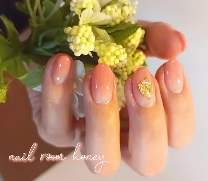潤艶なワンポイントビジューネイル Nail Room Honey所属 Nail Room Honeyのネイル デザイン ミニモ 潤艶なワンポイントビジューネイル Nail Room Honey所属 Nail Room Honeyのネイル デザイン ミニモ