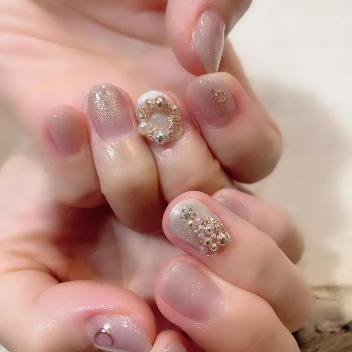ピンクゴールドのクリスマスリースとクリスマスツリー 4nail所属 Yas 青柳 安代のネイルデザイン ミニモ