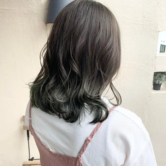 毛先を一回ケアブリーチしてスロウカラーのスモーキーグリーン ケアブリーチなので痛みづらいです Hairdesignbeer所属 濱田 凌のヘア カタログ ミニモ