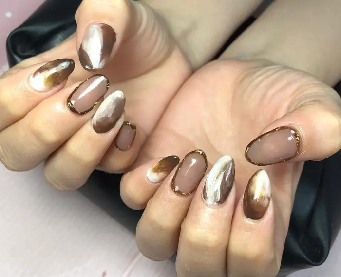 美味しそうなカフェラテネイル 立体の金箔入り囲みがアクセント しーちゃんネイル所属 しーちゃんネイル 夜間深夜専門のネイル デザイン ミニモ