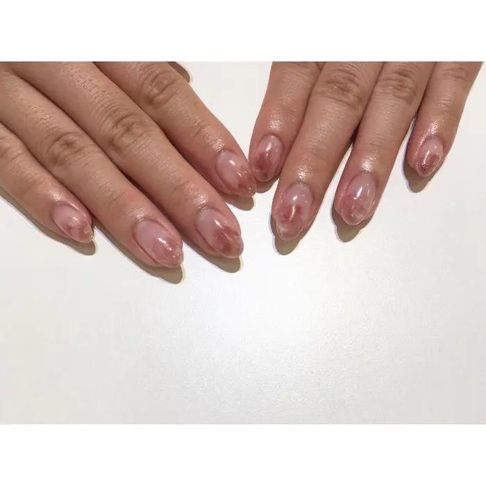 もやもやニュアンス くすみピンク ブラウンにさりげなく ラメを散らすことでお洒落で可愛いですね Algernon Retreat所属 下村 きららの ネイルデザイン ミニモ