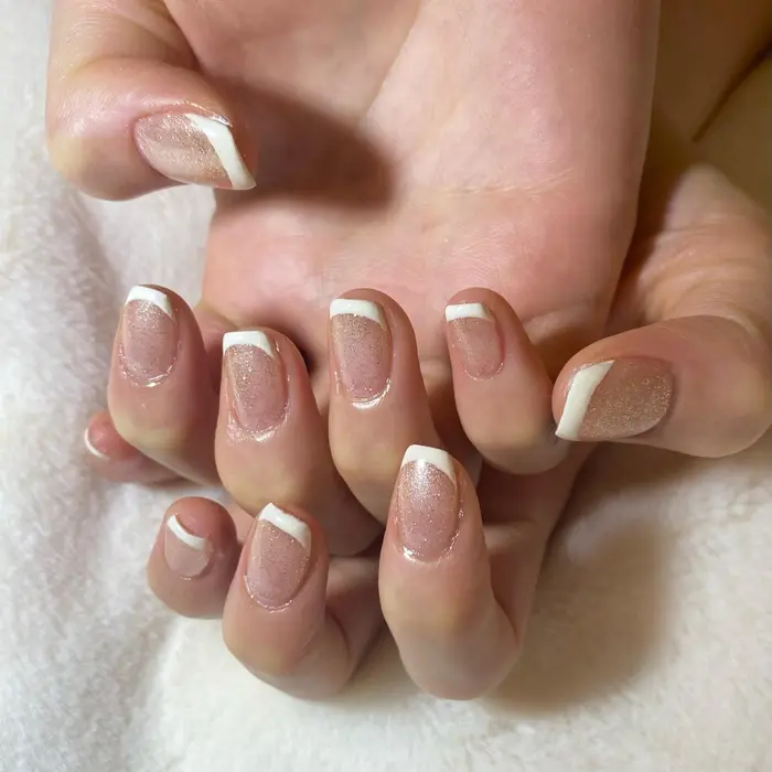 ゴールドのラメにクリーム色のフレンチ Regina Nail所属 Regina まうのネイルデザイン ミニモ ゴールドのラメにクリーム色のフレンチ Regina Nail所属 Regina まうのネイルデザイン ミニモ