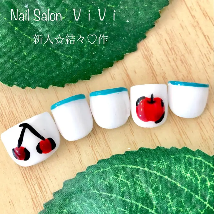 夏らしいホワイトベースにさくらんぼをアートしました 夏 フット ワンカラー ネイルサロンｖｉｖｉ所属 ネイルサロン ｖｉｖｉのネイル デザイン ミニモ