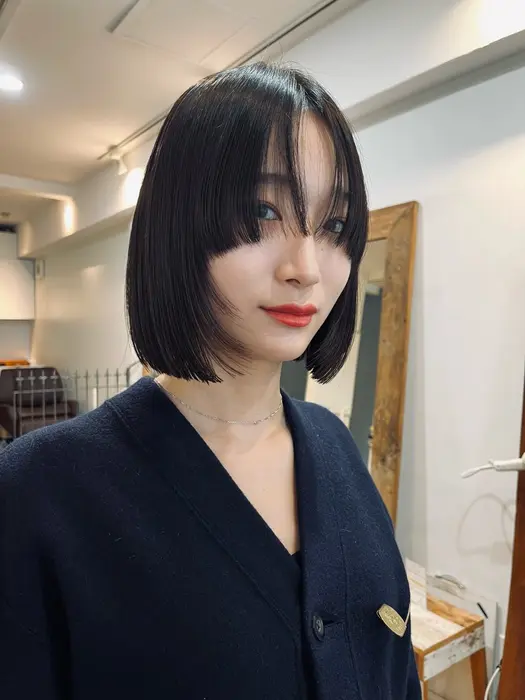 長めの前髪から目が透けるように軽く切ったデザインカット、前髪を伸ば?...