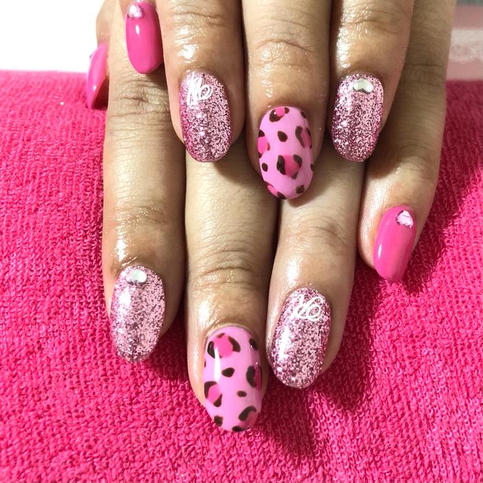 Bコースにイニシャルシール 100円 とラメの上のストーン追加です Nail ホワイトニングサロン Liberta所属 安田 ひとみのネイル デザイン ミニモ