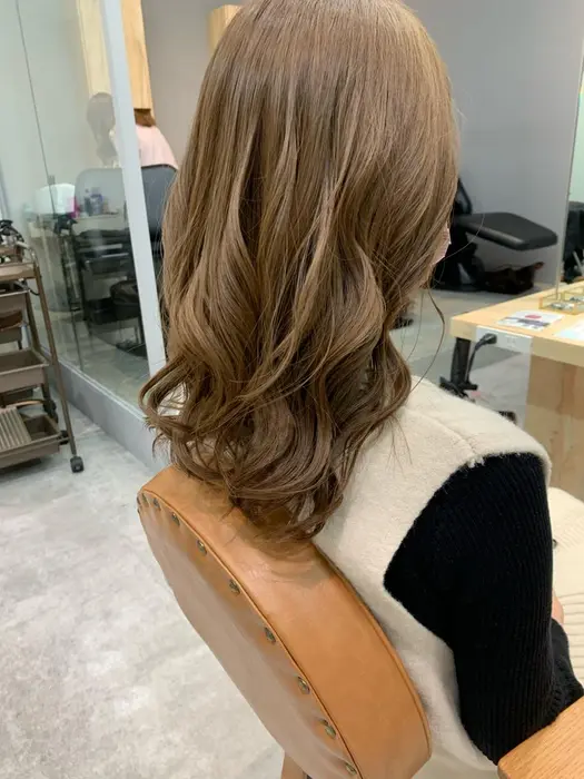 シナモンベージュカラー ブリーチなしでもカラーの中でも1番明るいベージュに少しくすませたカラー ジュネス 奈良橿原所属 井阪健吾 ベージュ 大人艶カラーのヘアカタログ ミニモ