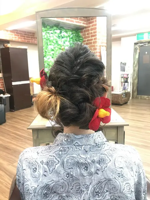 ボリューム感あふれる編み込みまとめ髪 毛先のハイトーンを遊ばせてインパクト付けたスタイル Syead所属 Syead シード のヘアカタログ ミニモ