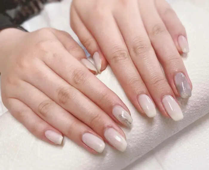 ペールホワイト 優しい風合いで涼しげな夏ネイル アート 5 10 アレンジver Sopoca Lon くずは店所属 無料モデル募集 ソポカロン中井のネイルデザイン ミニモ