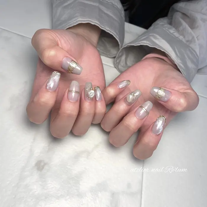 グレーネイル ミラーネイル ニュアンスネイル Atelier Nail Re Lum所属 Atelier Nail Relumのネイル デザイン ミニモ