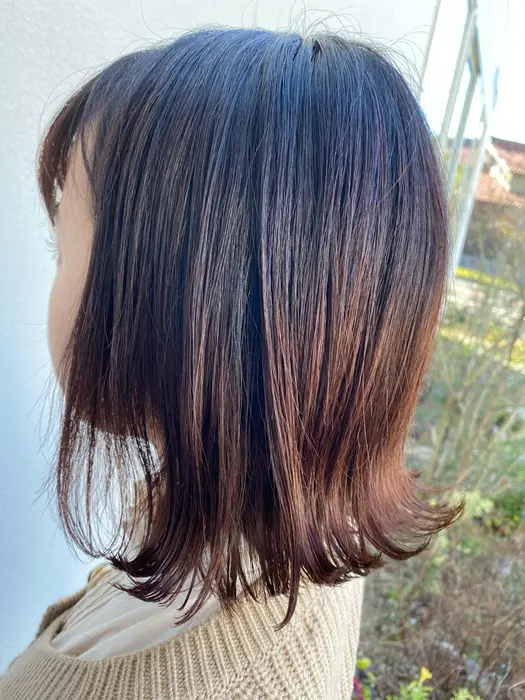 前下り外ハネスタイルのショートボブ ワンカールでコテ巻きアレンジ Gift 所属 Gift 寺本裕斗のヘアカタログ ミニモ