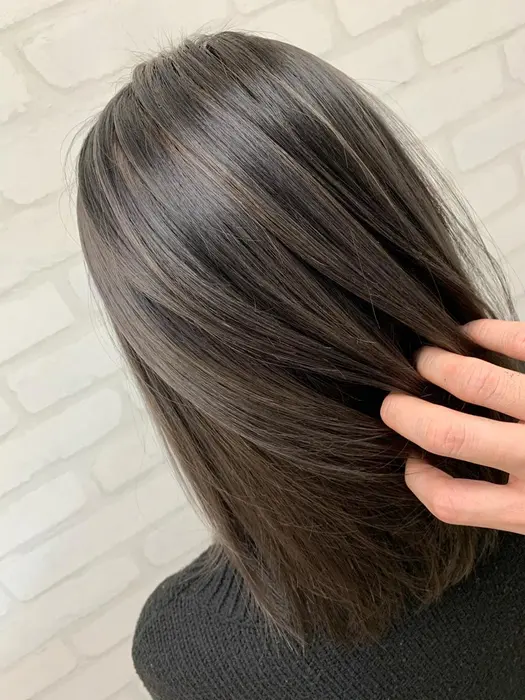 バレイヤージュ風グラデーション 落ち着きのあるグレージュをオンカラー Cuore クオーレ 所属 山本 マサキのヘア カタログ ミニモ