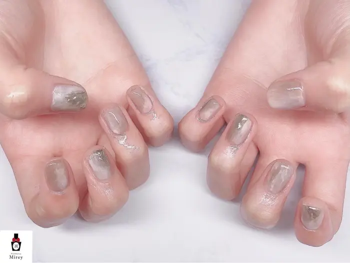 カジュアルニュアンスネイル 6 500コース ブラウン ベージュで落ち着いたニュアンスデザインで Nail Salon Mirey所属 Nail Salon Mirey藤井のネイルデザイン ミニモ