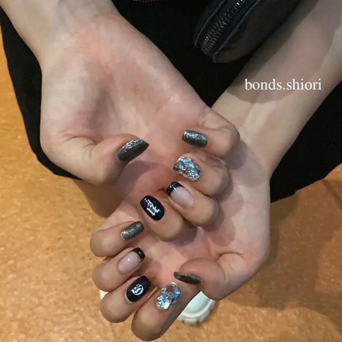 いつもブラックネイルをしてくれるお客様 インターン前のネイル悲しすぎる なんならもうインタ Bonds 所属 Bonds Shioriのネイル デザイン ミニモ