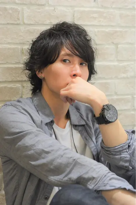 マッシュウルフスタイルに全体はランダムにパーマをかけて動きを出し前髪も長めに残す事で大人の色気を漂わ Mer By Puur所属 梅崎 輝哉のヘアカタログ ミニモ