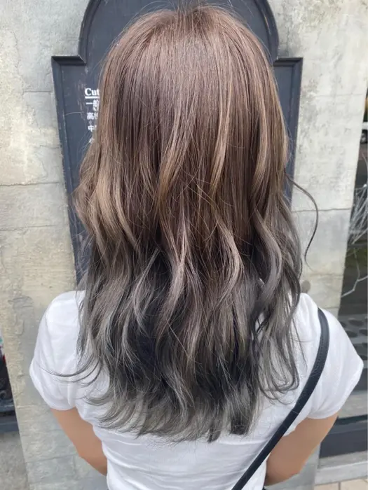 グラデーションカラーアッシュグレー Hair Wizard S所属 甲斐 祐香のヘアカタログ ミニモ