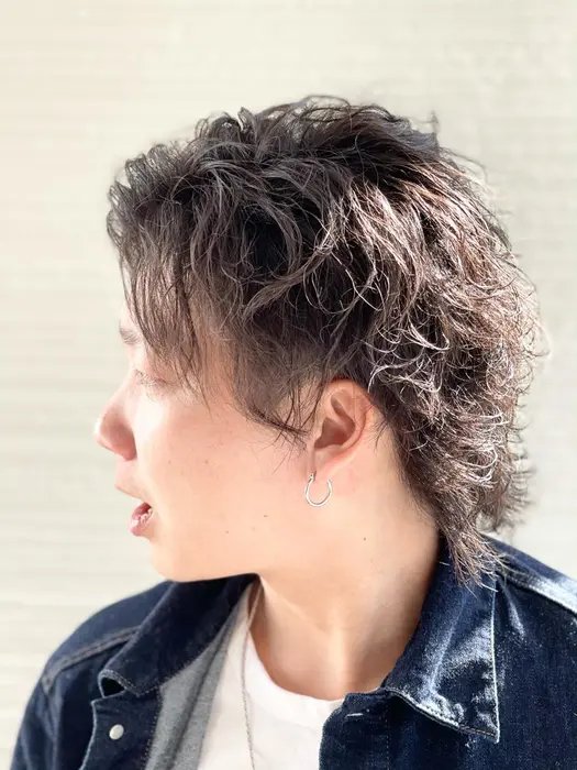 流行りのツイストパーマとウルフスタイルを組み合わせたモテヘアスタイル 顔周りもハッキリ見せるように Passion長町南所属 赤木 祐介のヘアカタログ ミニモ