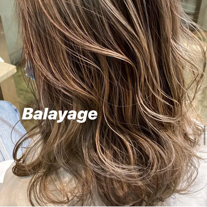 バレイヤージュ ブリーチ2回以上必須 根本は暗く明るくなってきても 目立ちにくいデザ Salowin 原宿 Il Salice所属 女性目線の似合わせ ブリーチ青木優美のヘアカタログ ミニモ