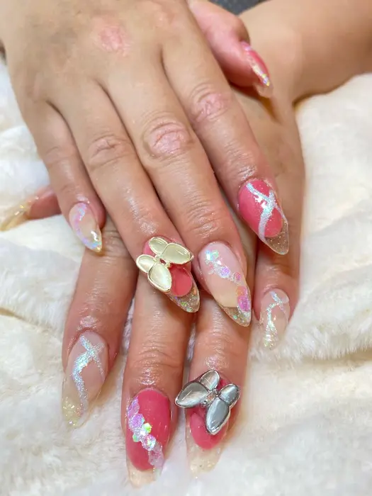 クリアフレンチ カラーはピンクをベースに2色でクリアフレンチの部分は透明感が残る程度にラメをち Nail Salon R所属 Nailsalon Rの ネイルデザイン ミニモ