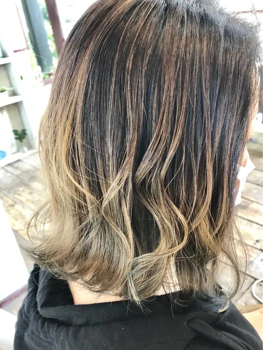 ミルクティー バレイヤージュ 切りっぱなしボブ Agu Hair Gold所属 小川 万里奈のヘアカタログ ミニモ