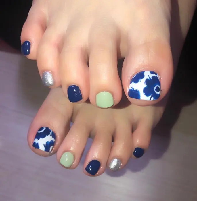 大人カラーのマリメッコ シックでキレイめなお色使いに マリメッコがとっても華やか しーちゃんネイル所属 しーちゃんネイル 夜間深夜専門のネイル デザイン ミニモ