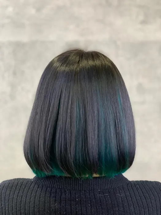 幅広めのインナーカラーで マニパニ使ってブルーグリーン 動きが出るとチラ見えするインナーが可愛い Beauty Barber Re Tle所属 河野 有希のヘアカタログ ミニモ