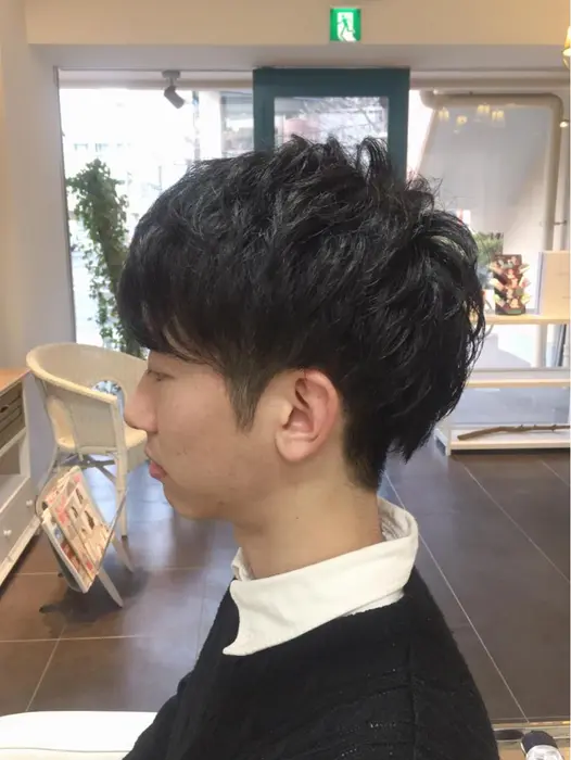 メンズカット サイドからバックは刈って クセをいかしたスタイル Tocca Hair Treatment 赤羽店所属 森田 望のヘアカタログ ミニモ