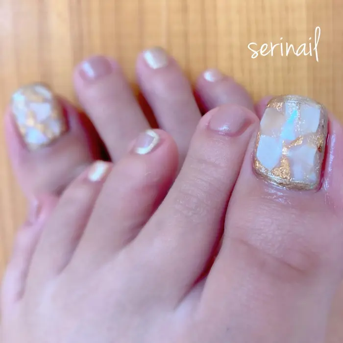 シェルとホイルをふんだんに使ったペディゴールドの囲みがスタイリッシュです ペディキュア Serinail所属 Yu Miのネイルデザイン ミニモ