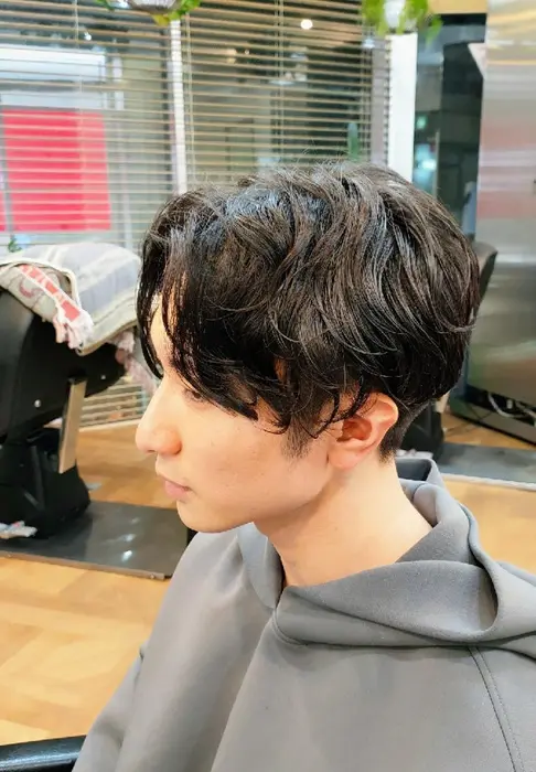 センター分けのワンカールパーマになります 毛先に動きがでて遊びがでます Relief リリーフ 所属 メンズ専門 イトムラのヘアカタログ ミニモ