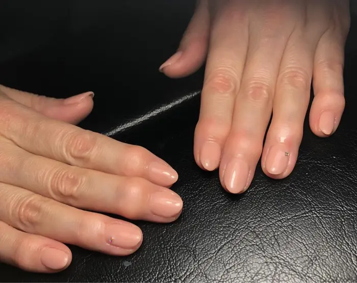 ヌーディーピンクでちょっぴり明るめのワンカラー ストーンをちょこんとのっけてヒソカにキラキラ しーちゃんネイル所属 しーちゃんネイル 夜間深夜専門の ネイルデザイン ミニモ