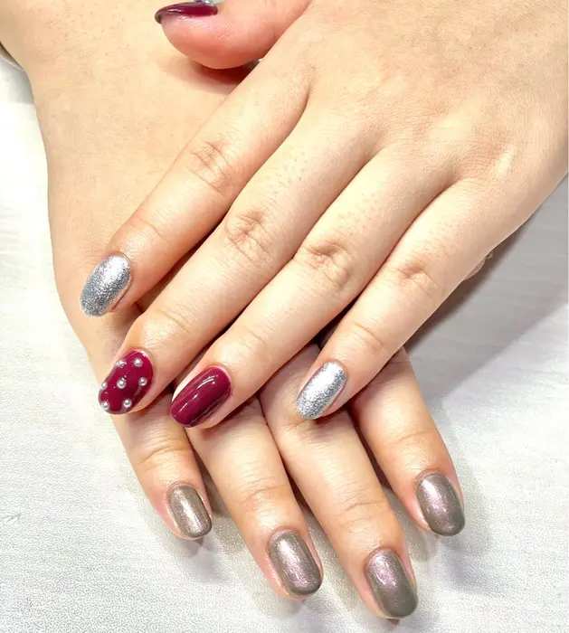クリスマスネイル クリスマスカラー 赤 シルバー パール 冬ネイル One Nail所属 One Nail Mikiのネイル デザイン ミニモ